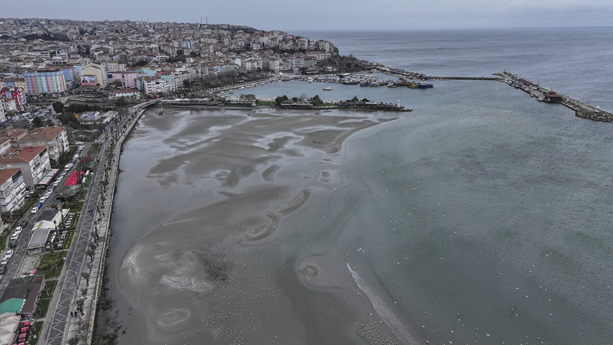 Silivri'de deniz suyunun çekilmesiyle sahilde adacıklar oluştu.