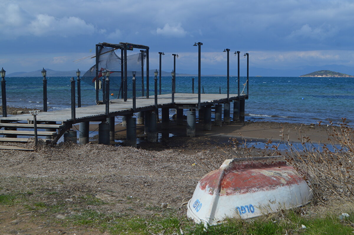 Balıkesir'in Ayvalık, Gömeç ve Edremit ilçelerinde, deniz kıyısında su çekilmesi gözlendi.<br><br>Ayvalık ilçesinde, kuvvetli poyrazla birlikte deniz kıyısında yaşanan su çekilmesiyle çok sayıda balıkçı teknesi karaya oturdu.<br><br>Su çekilmesi, Sahilkent, Altınova ve dünyaca ünlü Sarımsaklı plajlarının da bulunduğu Küçükköy Mahallesi'nde görülebiliyor.