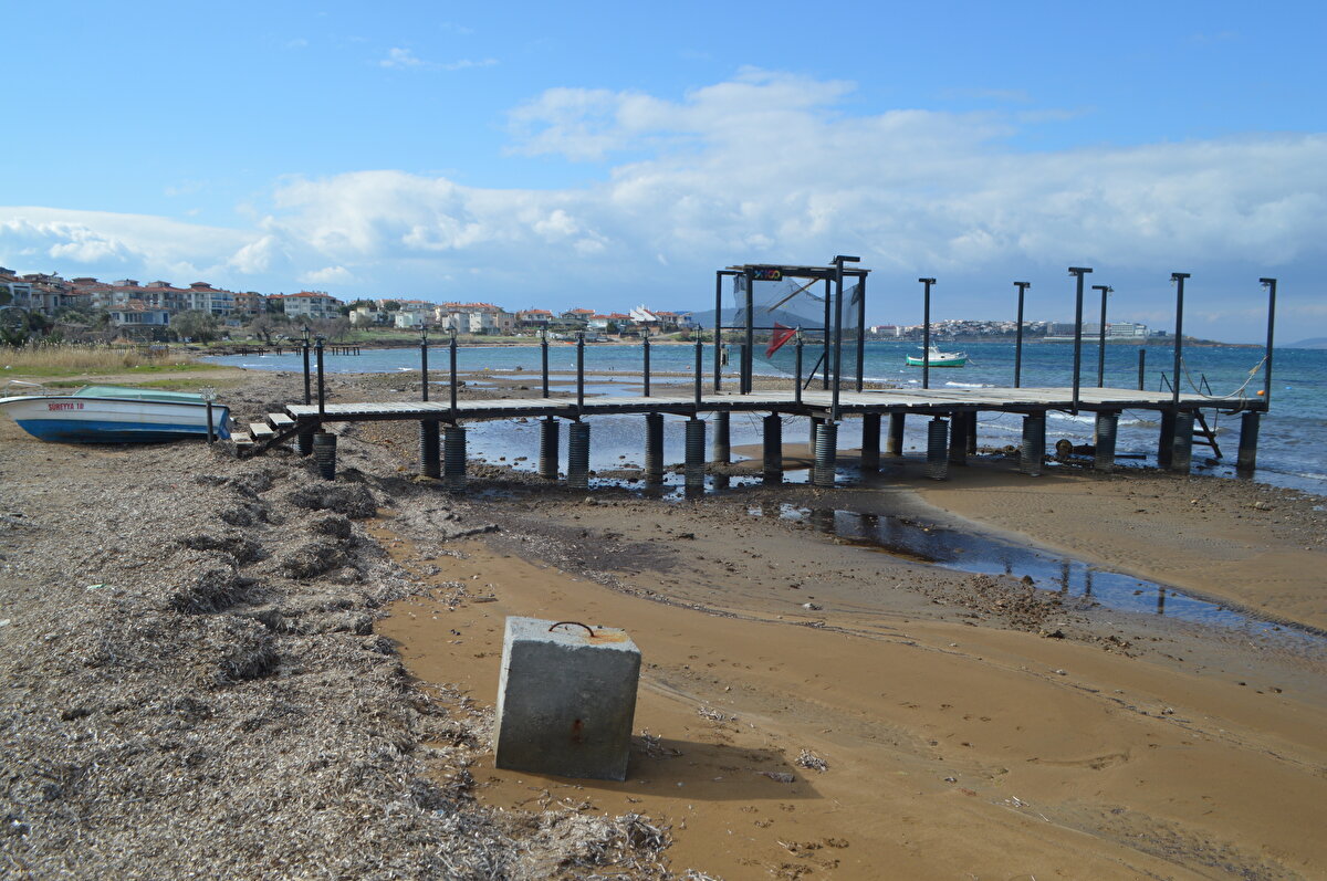 Balıkesir'in bazı ilçelerinde deniz kıyısında su çekilmesi yaşandı