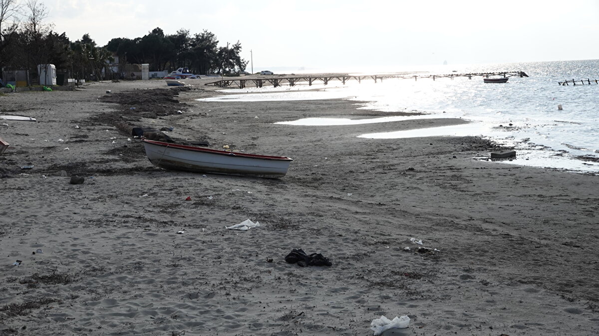Çanakkale'nin merkeze bağlı Güzelyalı ve Dardanos sahillerinde deniz suyunun çekildiği gözlendi.<br><br>Deniz kıyısında yaşanan su çekilmesiyle sahil kesimlerinde küçük adacıklar oluştu.