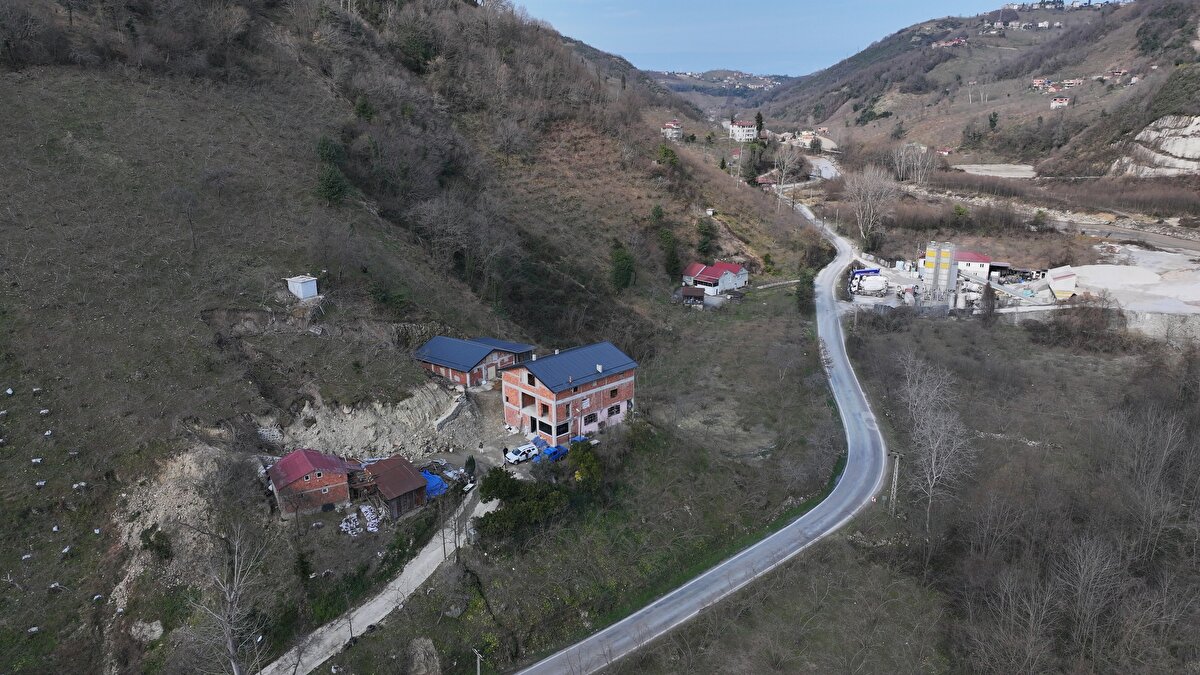Trabzon'un Arsin ilçesine bağlı Çubuklu Mahallesi'nde yaklaşık bir hafta önce şiddetli yağışların ardından Mehmet Korkmaz'a ait ev ve ahırın bulunduğu arazide heyelan meydana geldi.