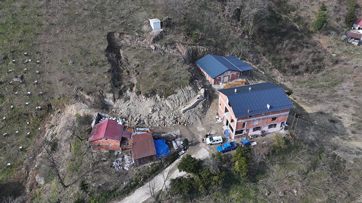 Heyelanın ardından AFAD İl Müdürlüğü ekiplerinin başlattığı incelemeler ise devam ediyor.