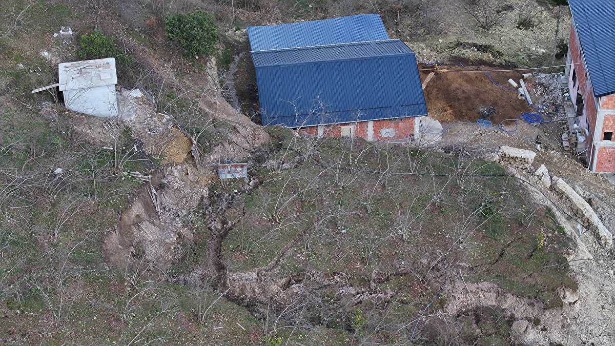 Korkmaz, heyelanın ardından ilgililerin olay yerine geldiğini, aracının da Arsin Belediyesi'nin makine desteğiyle bulunduğu yerden çıkarıldığını aktardı.