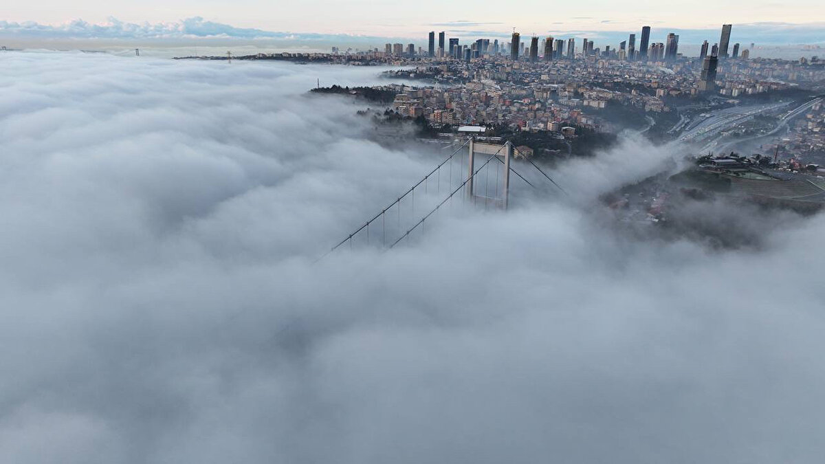 Sürücüler, sisin görüş mesafesini azaltması nedeniyle köprülerde kontrollü ilerliyor.