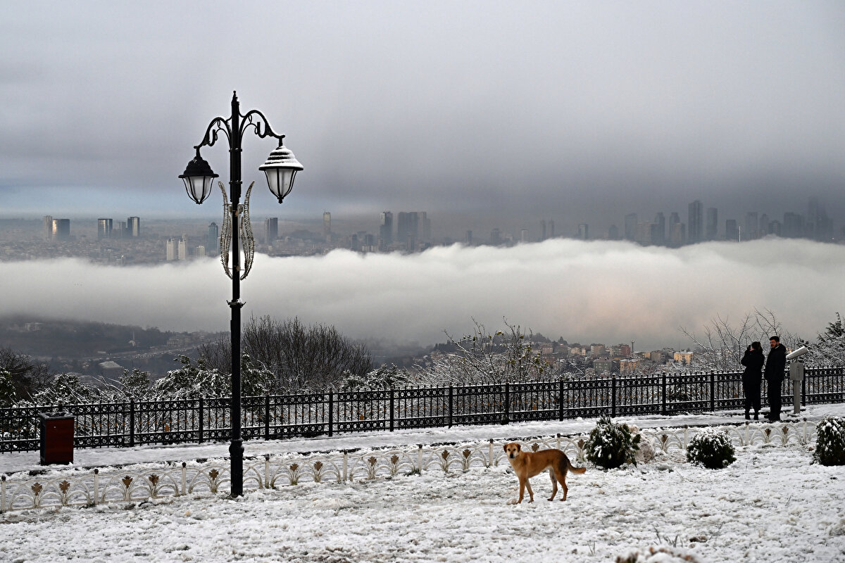 İstanbul Boğazı`ndaki 15 Temmuz Şehitler Köprüsü ile Fatih Sultan Mehmet Köprüsü'nün büyük bir kısmı sise büründü.