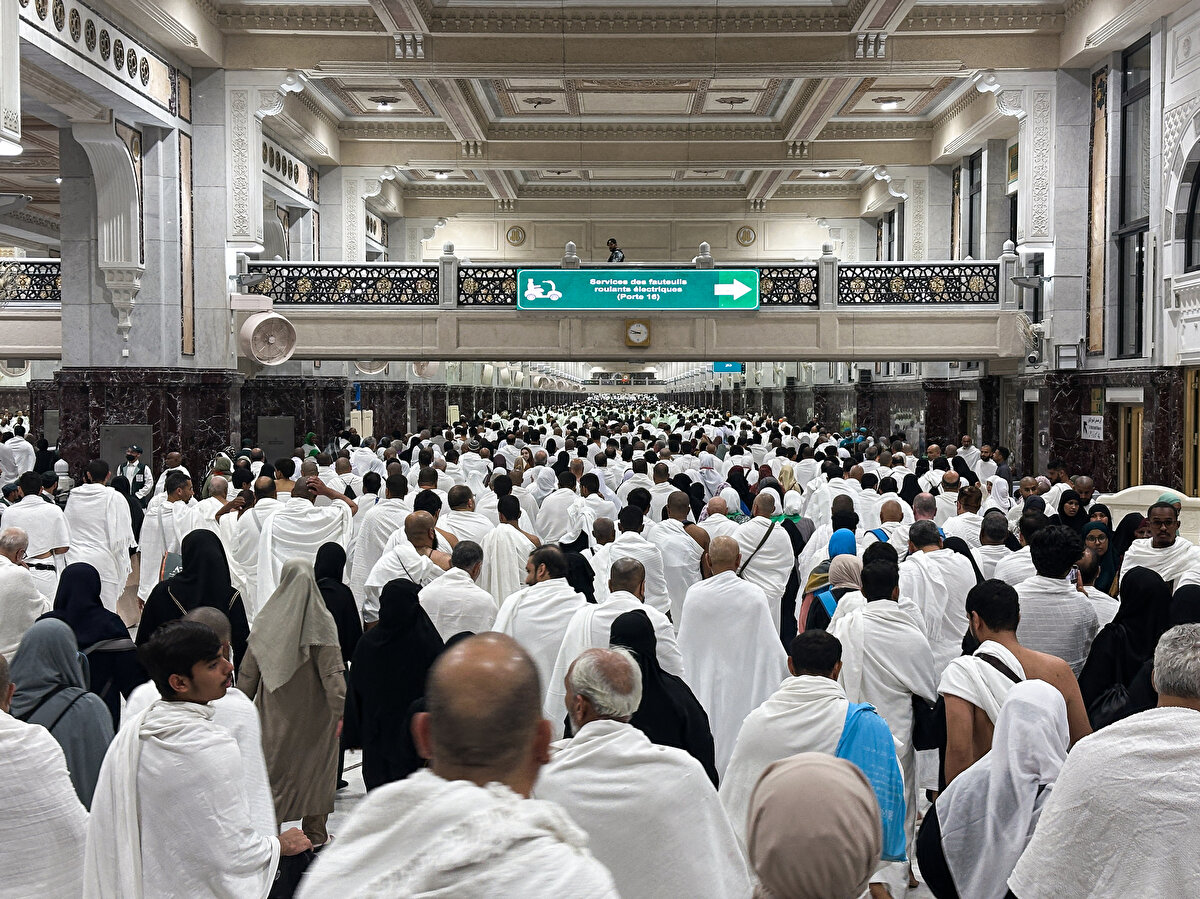 Bilhassa hac mevsimlerinde dünya Müslümanları için toplantı ve buluşma yeri ve ilim merkezi olma özelliğini asırlardır koruyan Mescid-i Harâm'da tarihi boyunca günün her saatinde Müslümanlar tarafından ziyaret edilmektedir.