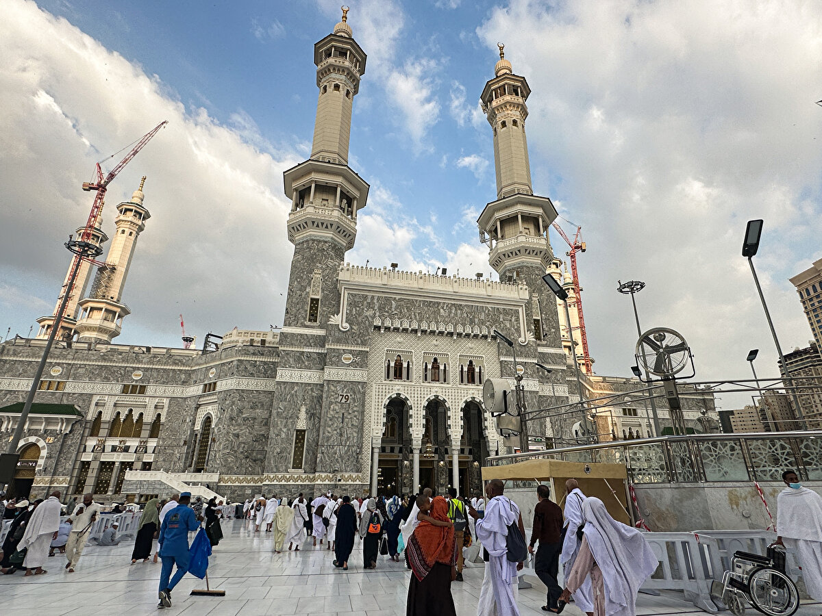 Hz. Ömer'in İslâmiyet'i kabul etmesinden sonra Müslümanların Mescid-i Harâm'da açıkça namaz kılmaya başladıkları bildirilmektedir.