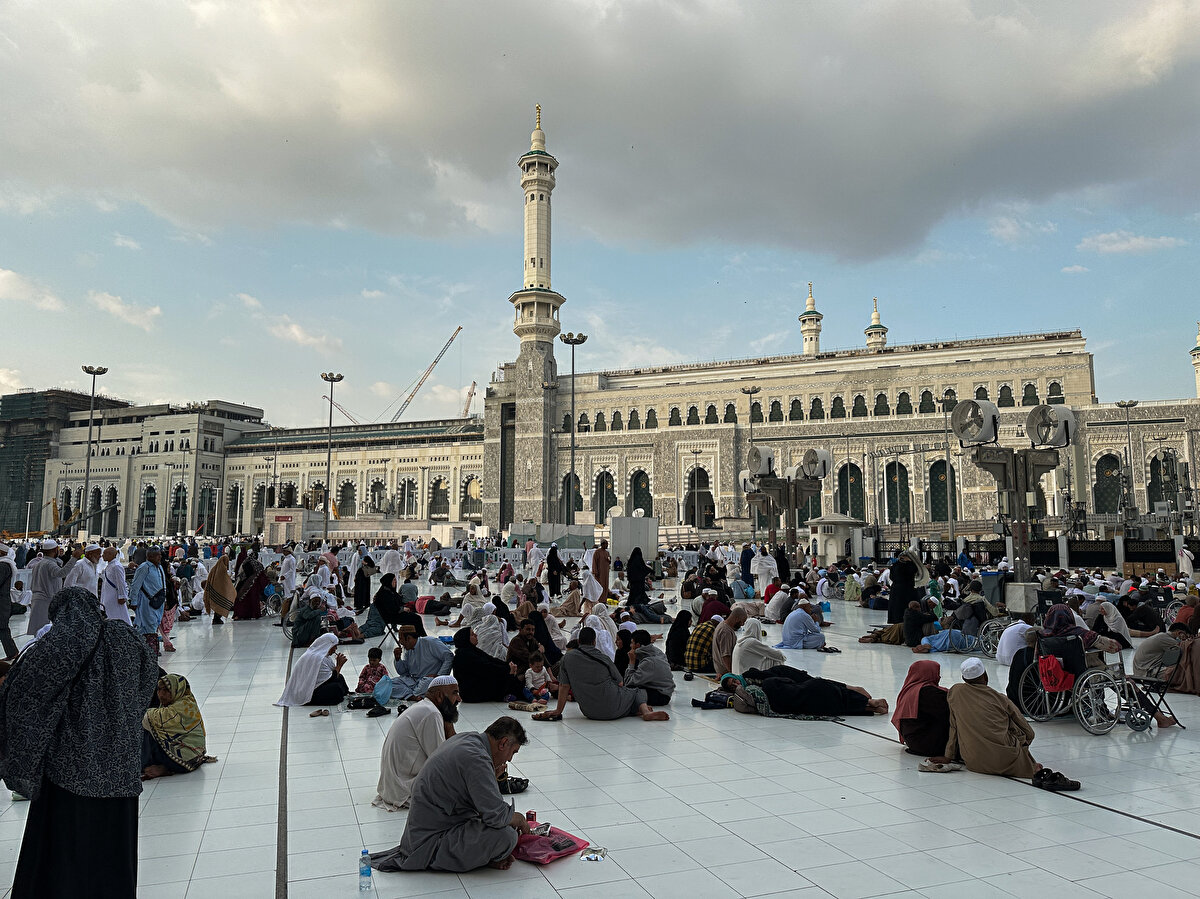 Her yıl milyonlarca Müslümanın hac ve umre için ziyaret ettiği 7 minareli Mescid-i Harâm, İslâm mimarisinin en önemli örneklerinden biri sayılıyor.
