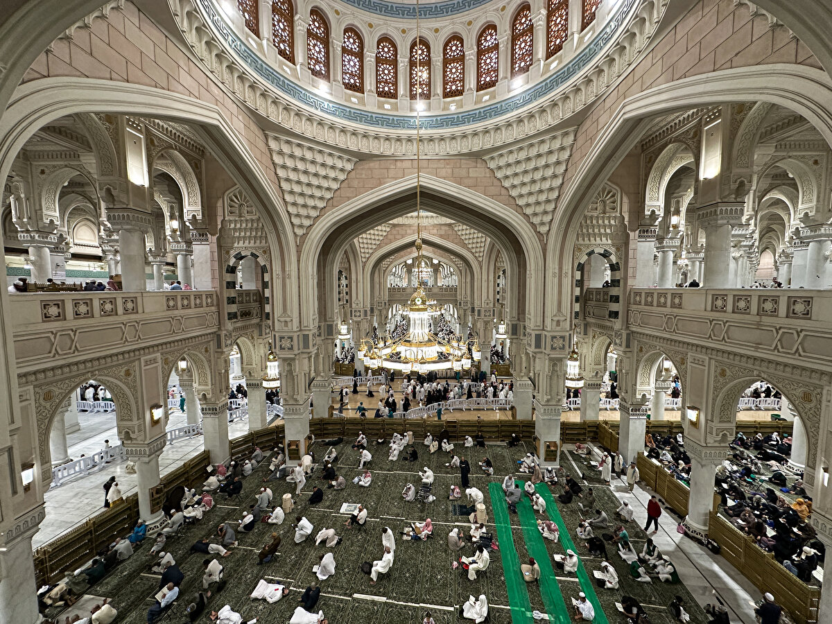 Mescid-i Harâm, asırlar boyunca farklı devletlerin hâkimiyeti altında genişletip büyütülerek bugünkü haline getirilmiştir.