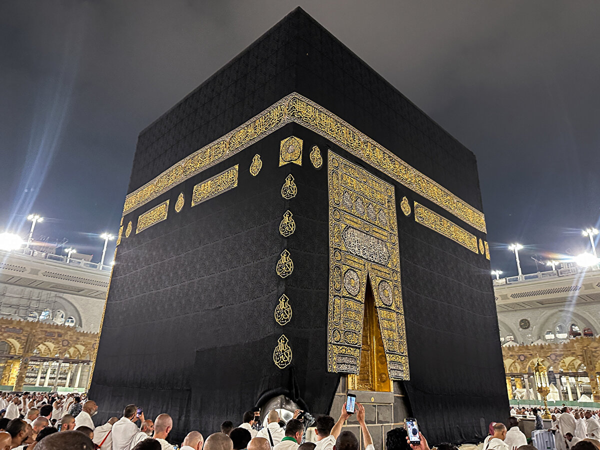 Mescid-i Harâm yeryüzünde bilinen en eski mesciddir. Hz. Peygamber İslâmiyet'i tebliğ için zaman zaman Mescid-i Harâm'ı kullanmış, yapılan baskılara rağmen Hacerülesved ile Rüknülyemânî arasında namaz kılmıştır.