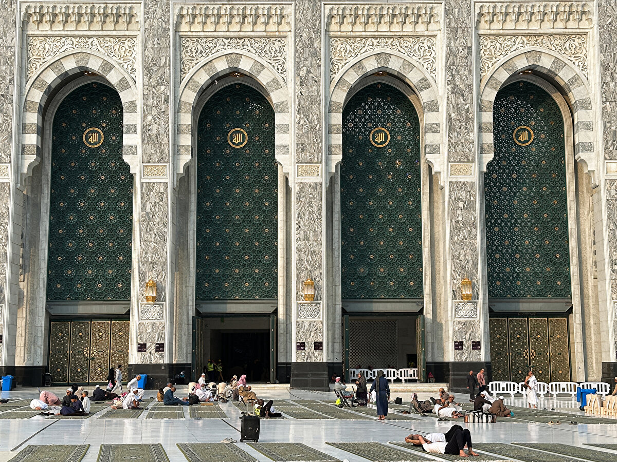 Mescid-i Harâm ve içinde yer alan Kâbe, Hz. İbrahim ve Hz. İsmail'den sonra çeşitli dönemlerde kısmen ya da bütünüyle yeniden inşa edilmiş ve günümüzdeki haline ulaşmıştır.