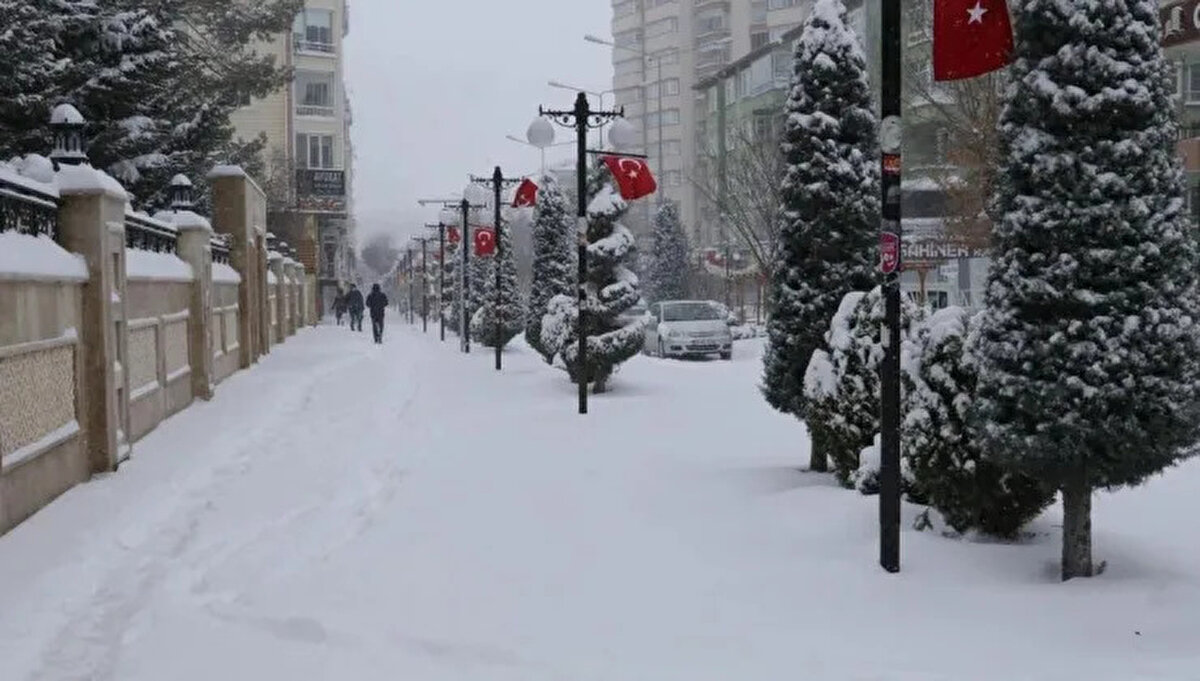 Yozgat<br><br>Yozgat Valiliğinden yapılan yazılı açıklamada, kent merkezi ile Akdağmadeni, Çayıralan ve Çandır ilçelerinde Milli Eğitim Bakanlığına bağlı resmi ve özel tüm örgün ve yaygın eğitim kurumlarında eğitime bugün ara verildiği belirtildi.<br><br>Açıklamada, şunlar kaydedildi:<br><br>"Kamu kurum ve kuruluşlarında görev yapan hamileler, engelli bireyler, diyaliz hastaları, kalp ve böbrek yetmezliği ile kanser gibi kronik rahatsızlıkları bulunan kamu görevlileriyle okul öncesi eğitim kurumları ve rehabilitasyon merkezlerinde çocuğu bulunan anneler de 13 Şubat Perşembe günü idari izinli sayılacaktır. Eğitim öğretime ara verilmeyen ilçelerimiz yağış durumuna göre münferiden karar alacaklardır."
