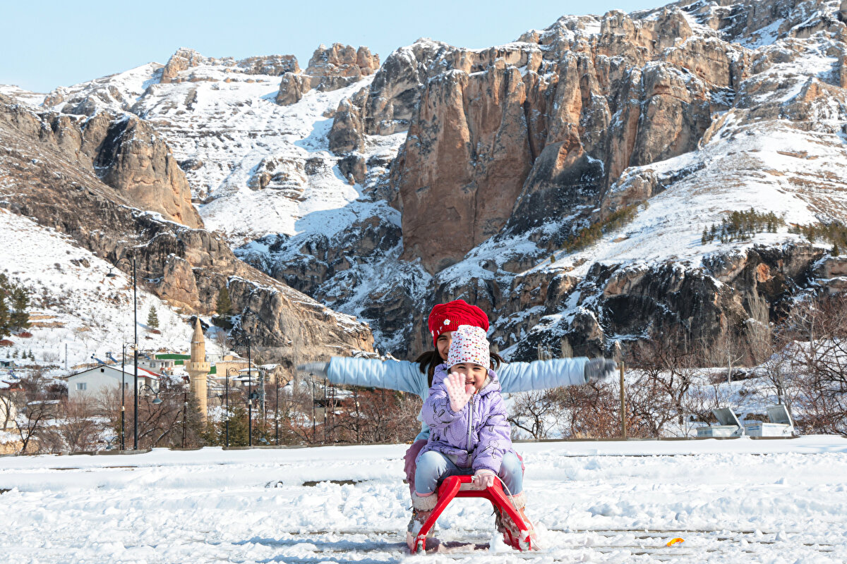 Malatya<br><br>Malatya Valisi Seddar Yavuz, kar yağışı nedeniyle eğitime 1 gün süreyle ara verildiğini açıkladı.<br><br>Yavuz, sosyal medya platformu X'teki hesabından yaptığı paylaşımda, "Sevgili öğrenciler, mevcut kar yağışının meteorolojik verilere göre sabah saatlerinde daha da artacağı değerlendirilmektedir. Bu nedenle ilimiz genelinde 13 Şubat Perşembe günü eğitim ve öğretime bir gün ara verilmesine karar verilmiştir. Ayrıca engelli çalışanlarımız ile hamile personeller de idari izinli sayılacaklardır." ifadesini kullandı.