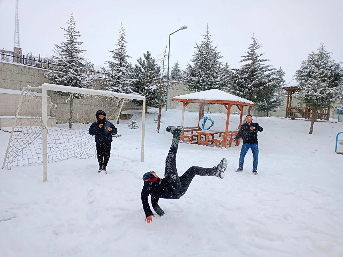 Kırşehir<br><br>Kırşehir Valiliğinden yapılan yazılı açıklamaya göre, son meteorolojik değerlendirmelere göre gece ve yarın gün içerisinde kent genelinde kuvvetli kar yağışının beklenildiği belirtildi.<br><br>Açıklamada şu ifadelere yer verildi:<br><br>"Oluşabilecek olumsuz hava koşulları nedeniyle, 13 Şubat 2025 Perşembe günü il genelindeki tüm resmi ve özel eğitim kurumları ile yaygın eğitim merkezleri, rehabilitasyon merkezleri, Kur'an kursları, özel eğitim kursları da dahil eğitime 1 gün ara verilmiştir."<br><br>Ayrıca, kamu kurumlarında görev yapan hamile, engelli ve kronik hastalığı bulunan personel ile anaokulu ve kreş çağında çocuğu olan kadın personellerin idari izinli sayılacağı ifade edildi.<br><br>Vali Murat Sefa Demiryürek de sosyal medya hesabından yaptığı paylaşımında, kentte beklenen yoğun kar yağışı nedeniyle 13 Şubat 2025 Perşembe günü okulları tatil ettiklerini belirtti.<br><br>Demiryürek, paylaşımında, "Kar yağışının su kaynakları açısından sıkıntılı olan Kırşehir'imize bereket getirmesini diliyor, Cuma günü hepinizi dersliklerinize bekliyoruz." ifadelerine yer verdi.
