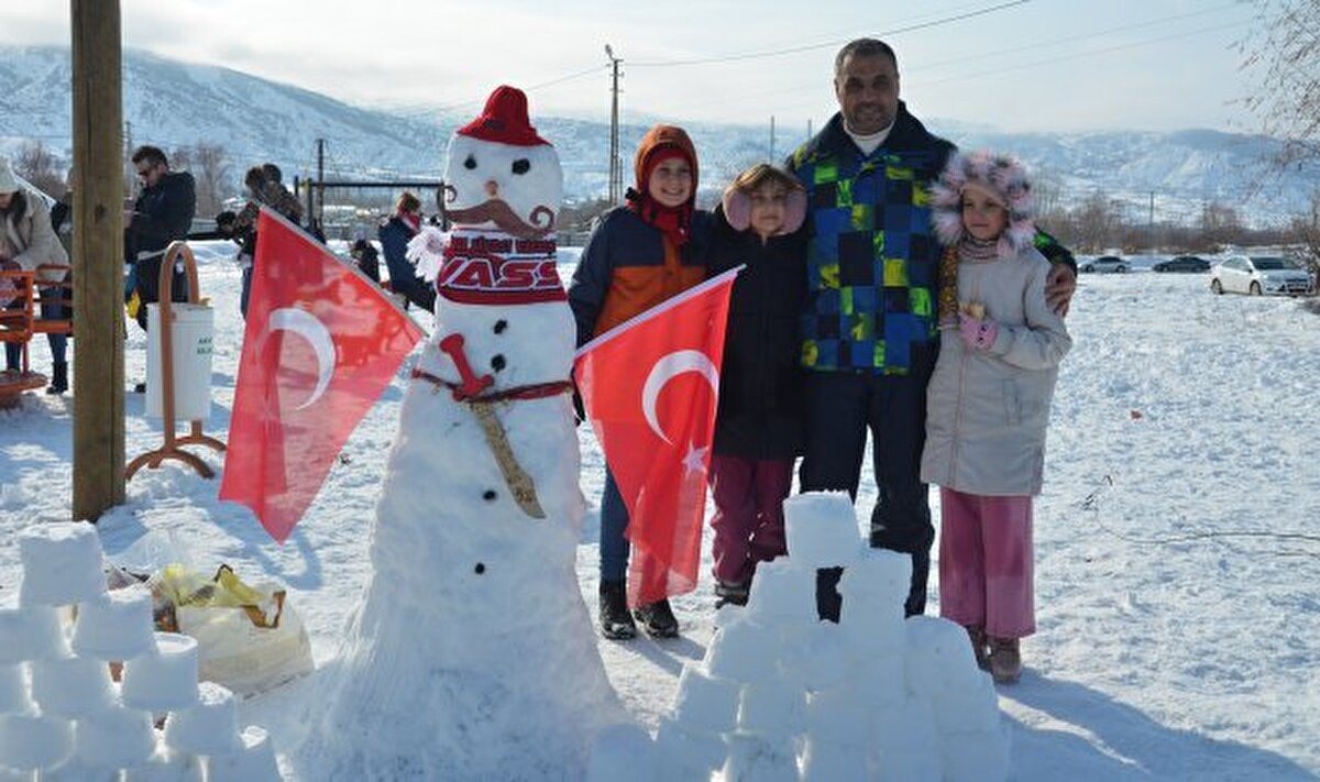 Sivas<br><br>Valilikten yapılan yazılı açıklamada, Meteoroloji Genel Müdürlüğünden alınan bilgiler doğrultusunda yarın kentte yoğun kar yağışıyla birlikte buzlanma beklendiği belirtildi.<br><br>Açıklamada, şu ifadelere yer verildi:<br><br>"Meteorolojik veriler doğrultusunda ilimiz genelinde gece saatlerinde başlaması ve sabah saatlerinde kuvvetli şekilde etkisini artırması tahmin edilen kar yağışının ulaşımda aksamalar, buzlanma ve don olayı başta olmak üzere meydana getirebileceği muhtemel olumsuzluklara karşı tedbir amaçlı olarak, taşımalı eğitim, il merkezi ile ilçeler arasındaki aşağıda açıklanan duruma uyan kamu çalışanları ve öğrenci hareketliliği de dikkate alınarak il genelindeki, resmi-özel kreşler, anaokulları, ilkokullar, ortaokullar, liseler, mesleki eğitim merkezleri, yaygın eğitim kurumları, olgunlaşma enstitüleri, özel öğretim kursları, özel eğitim ve rehabilitasyon merkezlerinde Valiliğimiz kararıyla 13 Şubat 2025 Perşembe günü bir (1) gün süreyle eğitime ara verilmiştir."<br><br>Ayrıca açıklamada malul, engelli, ağır kronik rahatsız ve hamile kamu çalışanlarının da idari izinli sayılacağı kaydedildi.