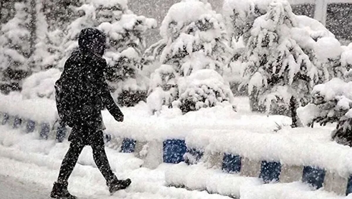 Niğde<br><br>Valilikten yapılan yazılı açıklamaya göre, Meteoroloji Genel Müdürlüğünden alınan verilere göre yarın kentte yoğun kar yağışı ve buzlanma beklendiği belirtildi.<br><br>Açıklamada, şunlar kaydedildi:<br><br>"Hava koşulları sebebiyle meydana gelebilecek muhtemel olumsuzlukları önlemek amacıyla taşımalı eğitim, il merkezi ile ilçeler arasındaki kamu çalışanları ve öğrenci hareketliliği dikkate alınarak, il genelindeki resmi ve özel kreşler, anaokulları, ilkokullar, ortaokullar, liseler, mesleki eğitim merkezleri, yaygın eğitim kurumları, özel öğretim kursları, özel eğitim ve rehabilitasyon merkezlerinde valiliğimiz kararıyla 13 Şubat 2025 Perşembe 1 gün süreyle eğitime ara verilmiştir."<br><br>Ayrıca açıklamada, kreş, anaokulu, ilkokula çocuğu devam eden kadın personel ile malül, engelli, ağır kronik rahatsızlığı olan ve hamile kamu çalışanlarının da idari izinli sayılacağı ifade edildi.