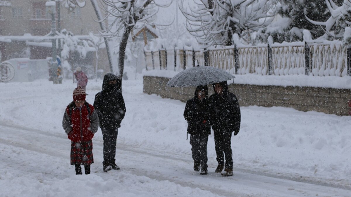 Konya<br><br>Konya'nın 10 ilçesinde yoğun kar yağışı ve olumsuz hava koşulları sebebiyle eğitime bir gün ara verildi.<br><br>Kar yağışı nedeniyle Halkapınar, Karapınar, Hadim, Ereğli, Emirgazi, Taşkent, Akören, Ahırlı, Bozkır ve Derebucak ilçelerindeki tüm ilk ve orta dereceli okullar ile özel eğitim ve rehabilitasyon merkezlerinin 13 Şubat'ta tatil edildiği duyuruldu.<br><br>Kaymakamlıklardan yapılan açıklamalarda, kamu kurum ve kuruluşlarında çalışan hamile, engelli ve kronik hastalığı bulunan görevlilerinin de 1 gün idari izinli sayılacağı bildirildi.<br><br>Akören kaymakamlığından yapılan açıklamada, "Akören ilçemizde, akşamdan itibaren başlayan yoğun kar yağışı, sabah saatlerinde buzlanma oluşma ihtimali ve tipi nedeniyle, ayrıca hava sıcaklığının bu gece eksi 6-7 derecelerde tahmin ediliyor olması sebebiyle 13022025 Perşembe günü eğitim öğretime 1 gün süreyle ara verilmesine karar verilmiştir." ifadesi kullanıldı.