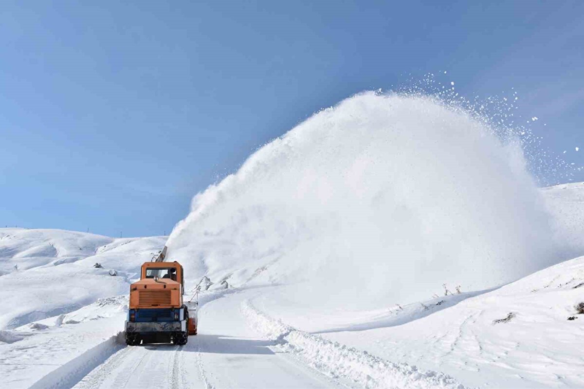 Hakkari<br><br>Hakkari`de il genelinde yüksek öğretim kurumları, özel kreş ve anaokulları, halk eğitimi merkezleri kursları, rehberlik ve araştırma merkezleri hariç tüm resmi anaokullar, resmi ve özel ilkokul, ortaokul ve ortaöğretim kurumları ile rehabilitasyon merkezlerinde, eğitim öğretime bir gün süreyle ara verildi.<br>