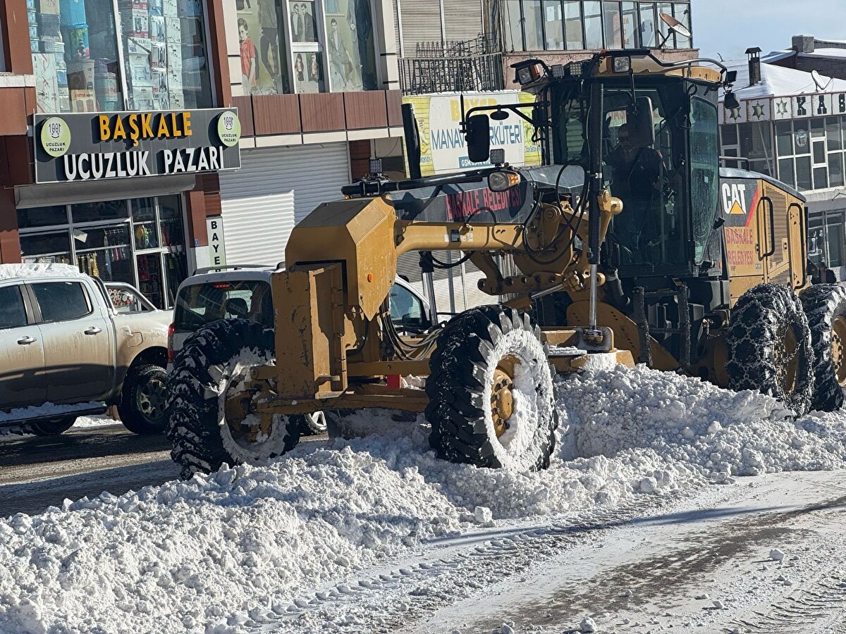 Van<br><br>Van`ın Bahçesaray ilçesinde kar yağışı, buzlanma ve sis nedeniyle eğitime ara verildi.<br>