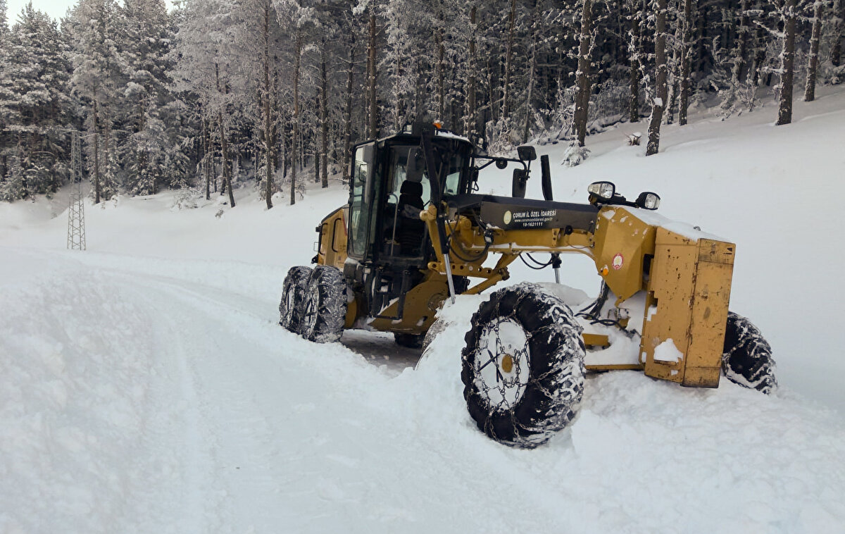 Çorum<br><br>Çorum`da olumsuz hava koşulları nedeniyle Alaca ilçesinde Alaca Ortaokulu, Dr. Ali Dedekargın İlkokulu, Özel Eğitim Uygulama Okulu, Büyükhırka İlkOrtaokulu, Ceritler İlkOrtaokulu, Mimar Sinan İlkokulu-İmam Hatip Ortaokulunda ve Ortaköy`ün bazı köylerinde taşımalı eğitime ara verildi.