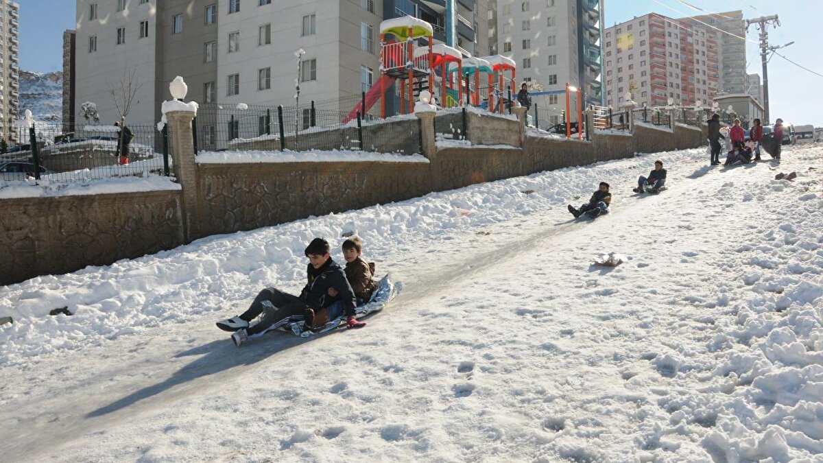 Mardin<br><br>Mardin'de etkili olan kar yağışı nedeniyle kent genelindeki tüm okullarda eğitime ara verildi.