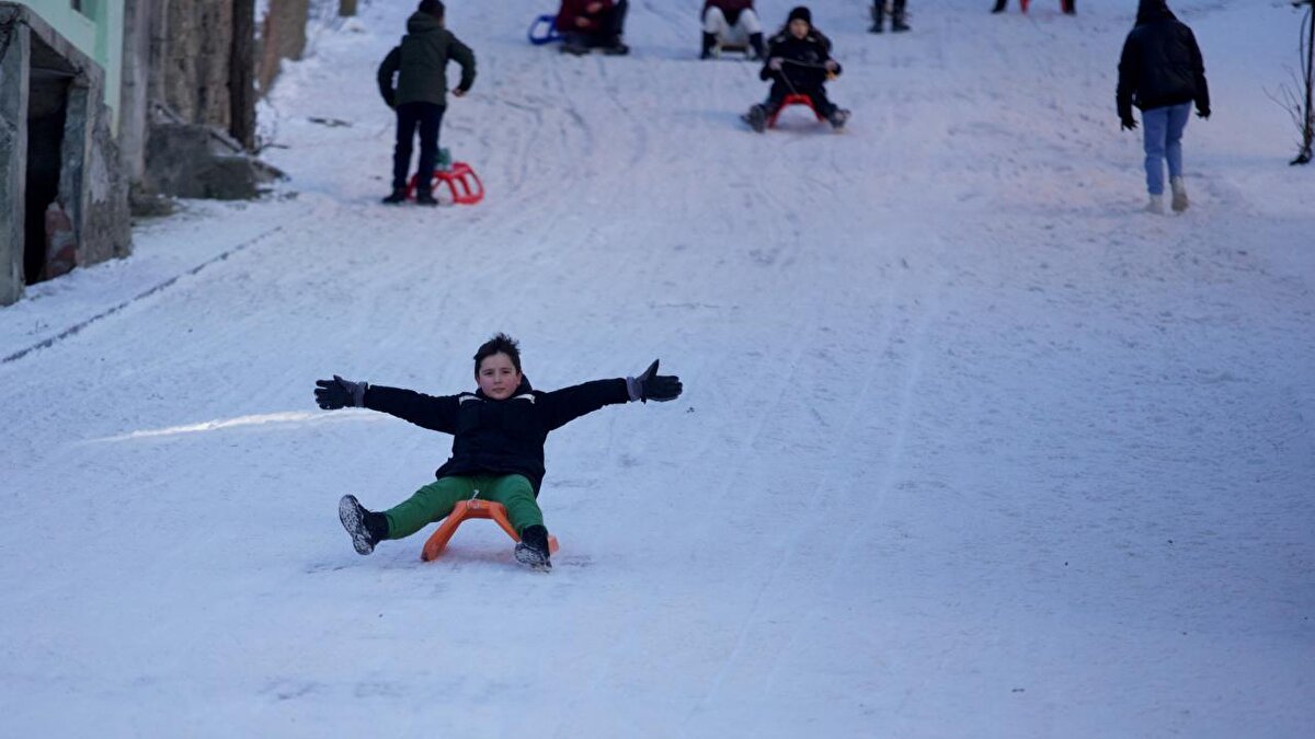 Samsun<br><br>Samsun`un Alaçam, Ladik ve Salıpazarı ilçelerinde taşımalı eğitim veren bazı okullarda eğitime 1 gün ara verildi. Alaçam`da Şehit Onbaşı Şükrü Elibol İlkokulu, Kızlan Ortaokulu, Ladik`te resmi taşımalı eğitim ile özel eğitim de dahil 80. Yıl İlk ve Ortaokulu ile Tayyar Mehmet Paşa Ortaokulu, Salıpazari Konakören İlkokulu, Konakören Ortaokulu, Tahnal İlkokulu ve Tahnal Ortaokulu ile Cevizli İlkokulunda tamamen, Muslubey İlkokulu ve Muslubey Ortaokulunda kısmen okullar tatil edildi. Ayrıca 14 Şubat Cuma günü, bölgelerden ilçe merkezine gelen öğrenciler izinli sayılacak.