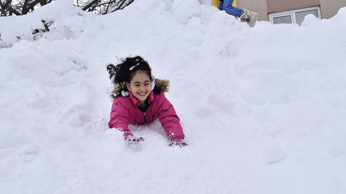 Bitlis<br><br>Bitlis'te olumsuz hava koşulları nedeniyle eğitime ara verildi. Kamu kurum ve kuruluşlarında çalışan engelli ve hamile personel de idari izinli sayılacak.