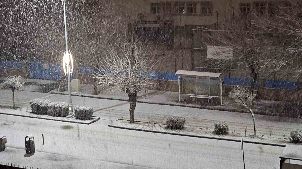 Siirt<br><br>Siirt genelinde kar yağışı ve olumsuz hava koşulları nedeniyle taşımalı eğitime 1 gün ara verildi.