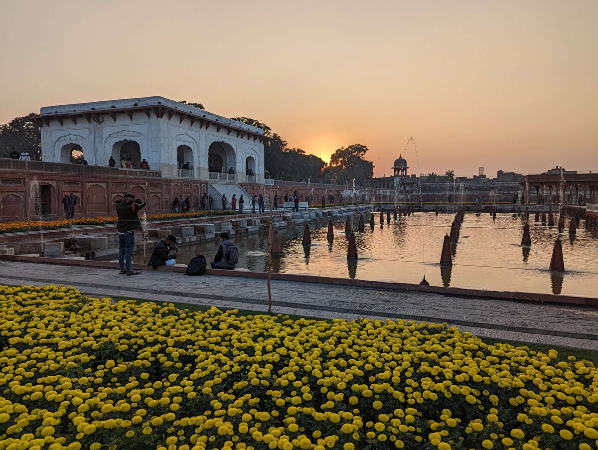 Şah Cihan'ın, babası Cihangir Şah tarafından Keşmir'de inşa edilen bahçelerden esinlenerek inşa ettirdiği Şalimar, 40 dönümlük bir alana yayılıyor.