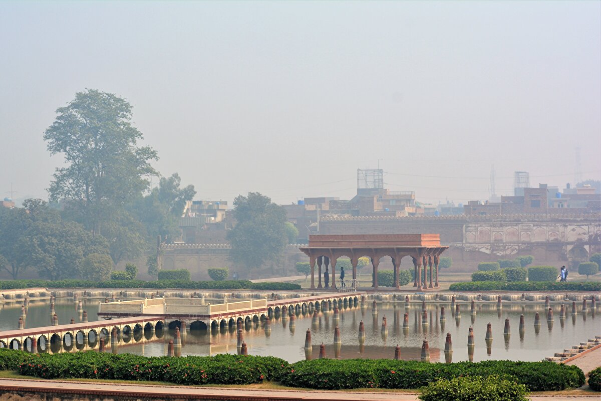 Babür toprakları içindeki en ayrıntılı su çalışmasıyla ünlü olan bahçede, büyük bir havuza dökülen 410 çeşme yer alıyor.