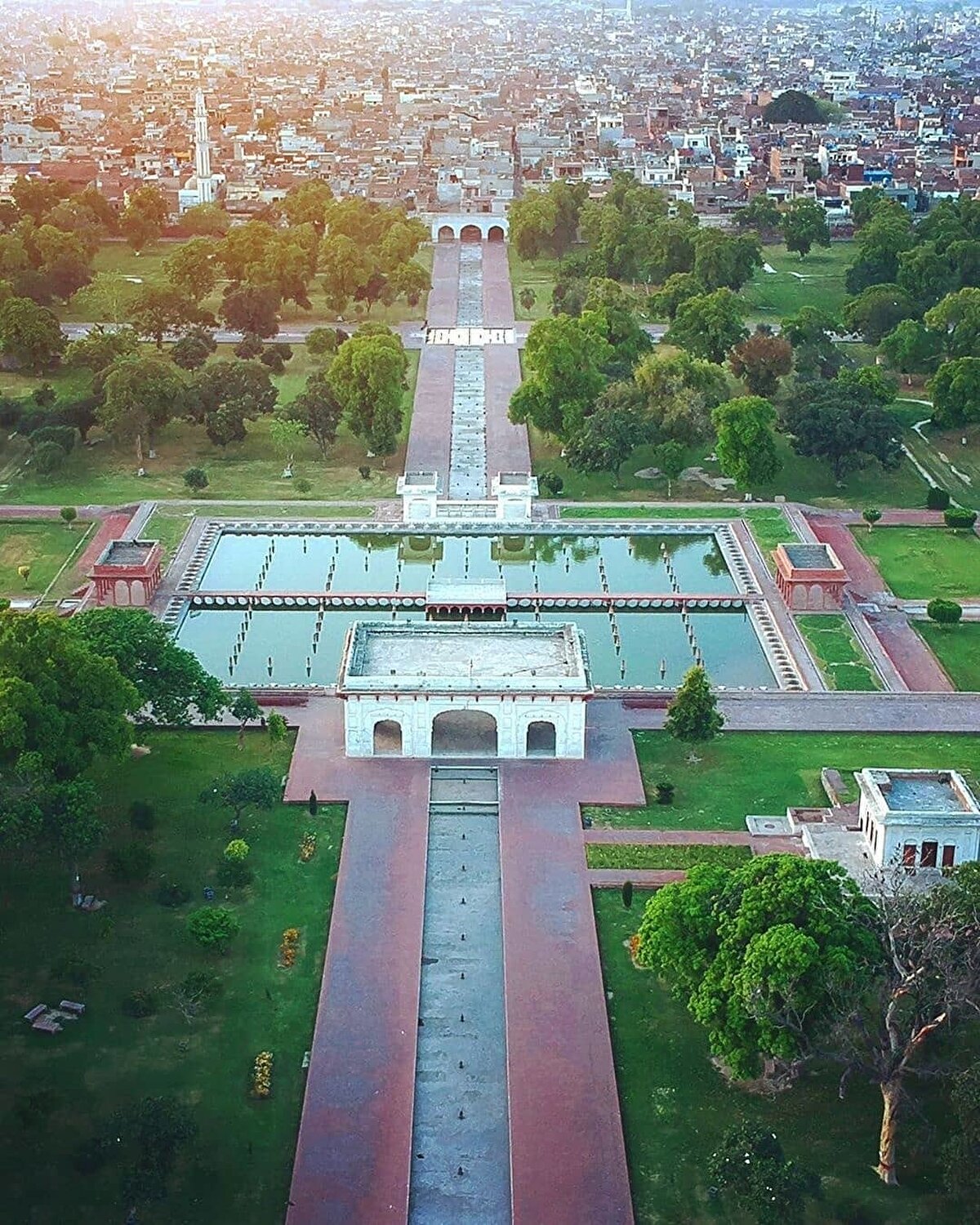 Babür Hanedanı'nın ve ülkeye gelen üst düzey misafirlerin güzel vakit geçirmesi için inşa edilen tarihî yapı simetrik yapısıyla da ön plana çıkıyor.