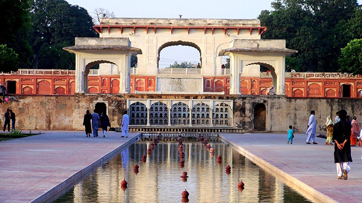 Günümüzde çok sayıda yerli ve yabancı turisti ağırlayan Şalimar Bahçeleri, aynı zamanda çeşitli dizi ve filmlere de konu oluyor.