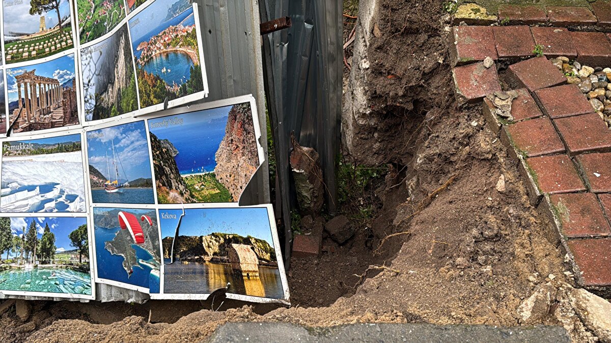 Şerit çekildikten dakikalar sonra yol, şantiye alanına doğru çöktü. Olay anı ise güvenlik kamerasına yansıdı.