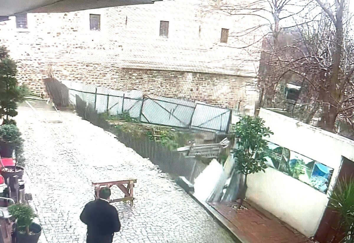 Bunun üzerine otel çalışanları şerit çekerek önlem almaya çalıştı.