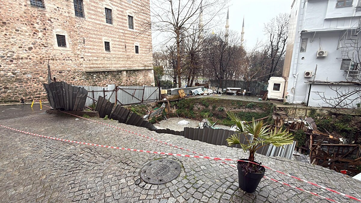 Olay nedeniyle yol trafiğe kapatılırken, belediye ekipleri sokakta çalışma başlattı.