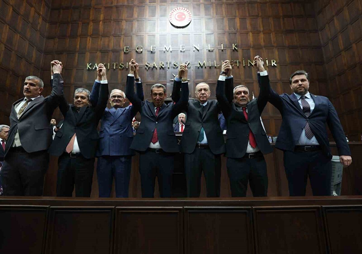 Cumhurbaşkanı Erdoğan partisinin TBMM grup toplantısında yaptığı konuşmanın ardından, AK Parti'ye katılan 10 belediye başkanına rozet taktı.