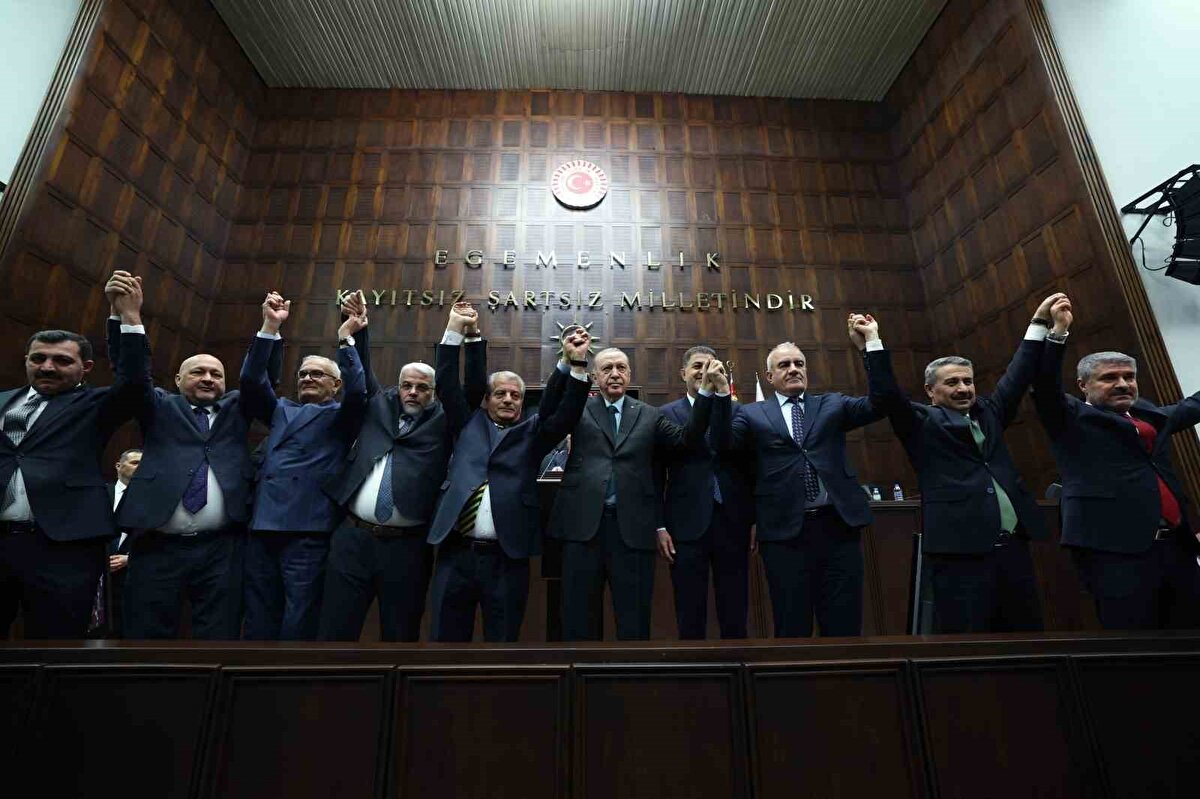 Özellikle farklı partilerden gelen isimlerin katılımı dikkat çekti.