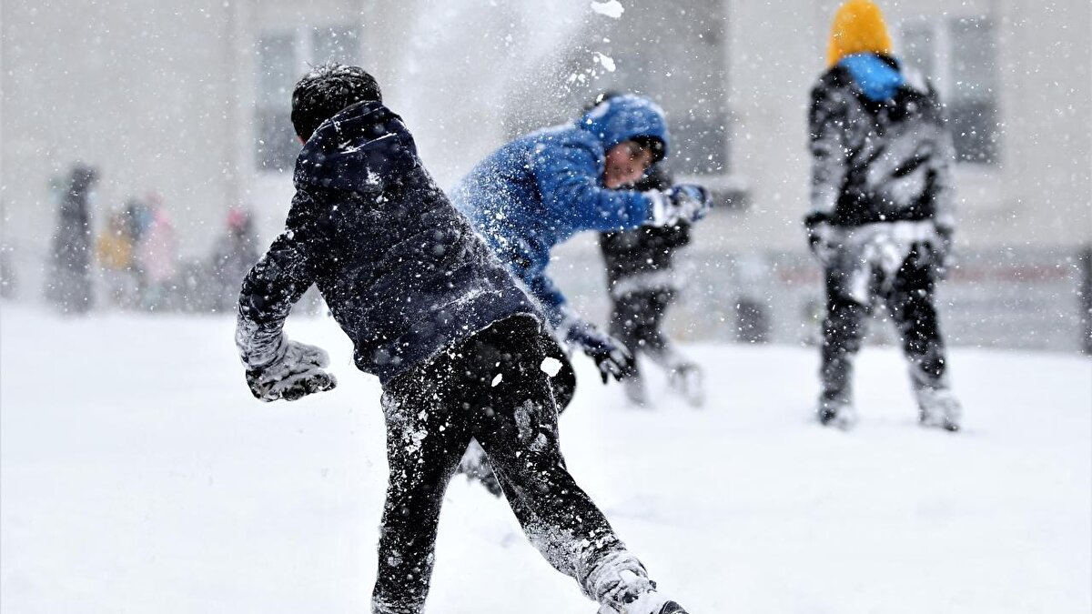 Çorum<br><br>Çorum'da etkili olan kar yağışı nedeniyle kent merkezindeki eğitim kurumlarında eğitime ara verildi.