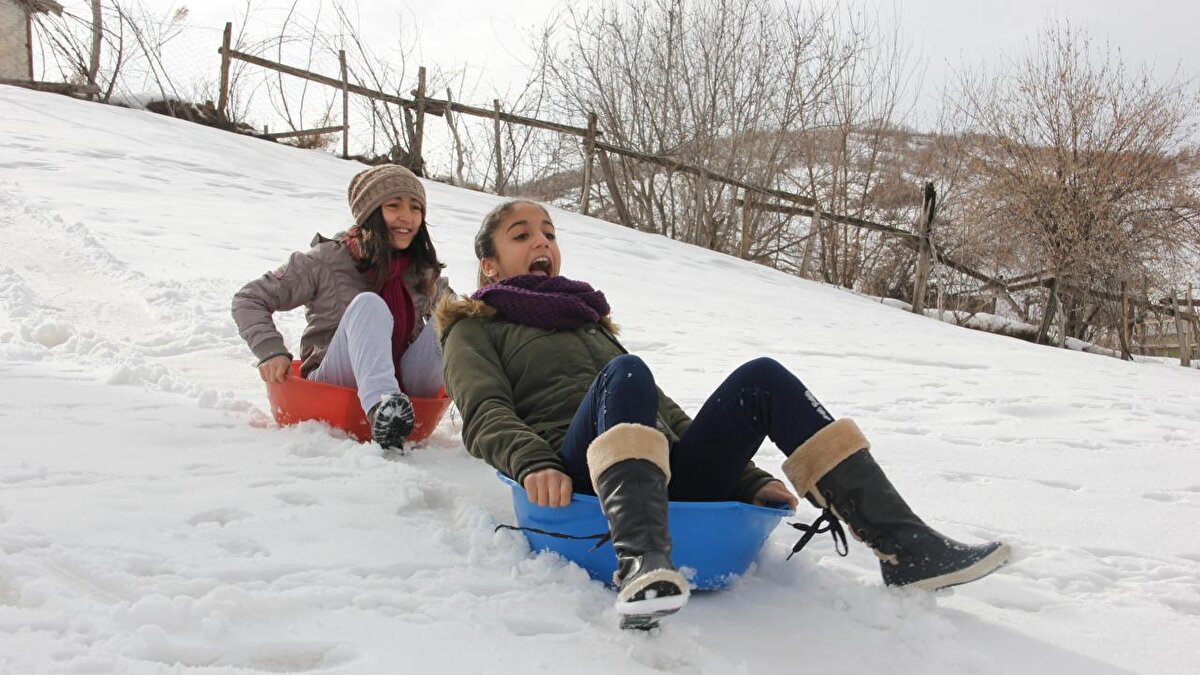 Sinop <br><br>Sinop'ta, kar yağışı nedeniyle kent merkezi ve ilçelerde taşımalı eğitime ara verildi.