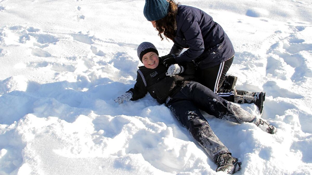 Yozgat<br><br>Yozgat'ta kar ve olumsuz hava koşulları nedeniyle kent merkezinde eğitime 1 gün ara verildi.