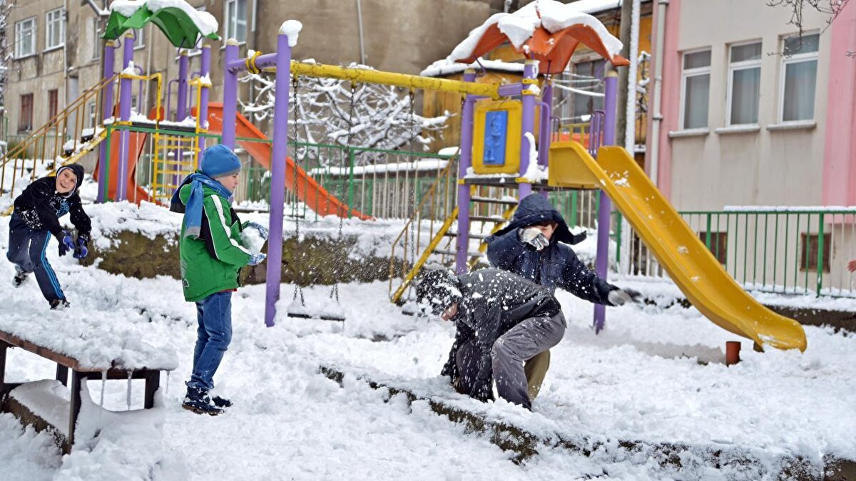 Samsun<br><br>Asarcık, Ayvacık, Havza, Kavak, Ladik ve Salıpazarı ilçelerinde eğitime 19 Şubat Çarşamba günü ara verildiği bildirildi. Alaçam, Atakum, Bafra, Canik, Çarşamba, İlkadım, Tekkeköy, Terme ve Yakakent ilçelerinde ise taşımalı eğitime 1 gün ara verildi.