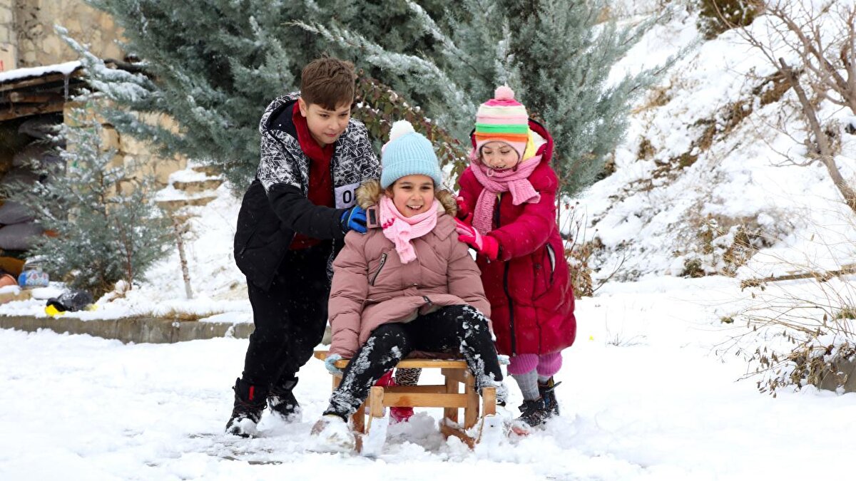 Tokat<br><br>Tokat'ta etkili olan yoğun kar yağışı nedeniyle il genelinde eğitim-öğretime 1 gün ara verildi.