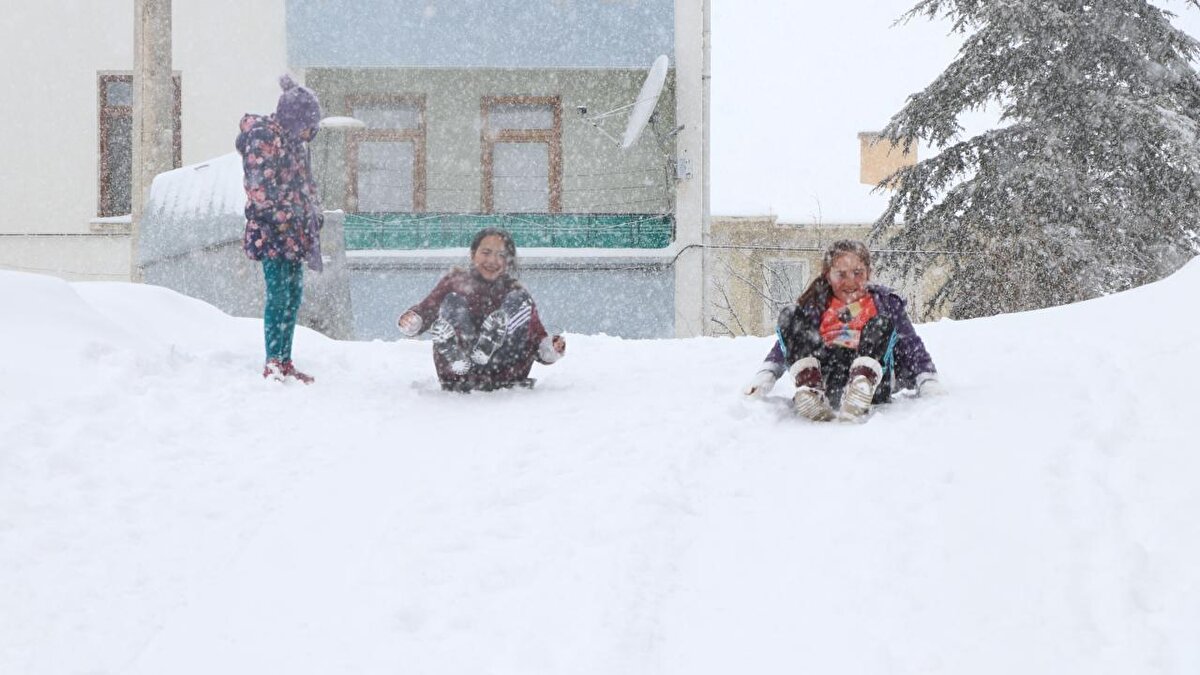 Amasya<br><br>Amasya'da etkili olan kar yağışı nedeniyle yarın tüm okullarda eğitime ara verildiği bildirildi.