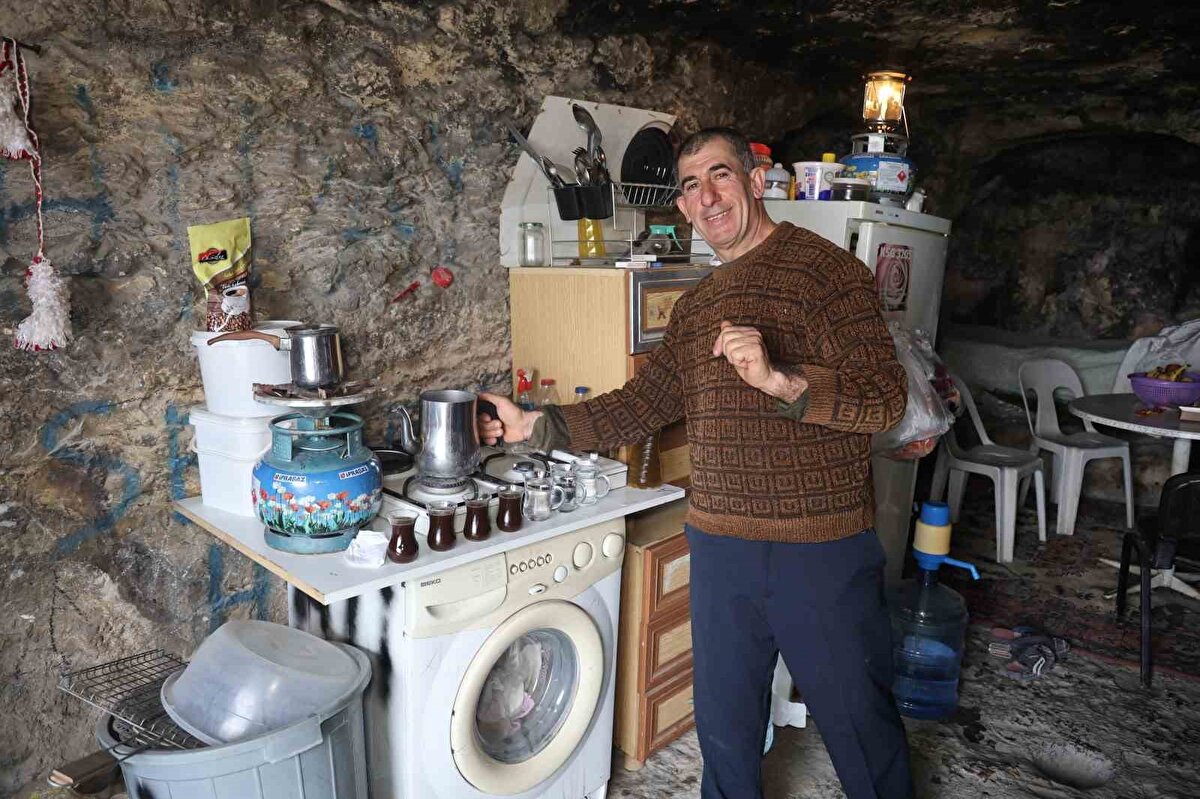 Hayatı bir gecede değişen 55 yaşındaki Ali Bozoğlan, Defne ilçesi Çekmece Mahallesi’nde depreme yakalandı. Evli ve 3 çocuk babası olan Bozoğlan, depremde yaşadığı ev hasar alarak yerle bir oldu. Depremden sonra psikolojik olarak zor günler geçiren Bozoğlan, 2 yıl önce Samandağ ilçesi Yaylıca Mahallesi sınırlarında bulunan bir mağara keşfetti. Deprem korkusunu yenmek ve insanlardan uzakta yaşamak için 2 yıl önce mağaraya yerleşen Bozoğlan, depremden sonra huzuru ve sakinliği yaşadığı mağarada buldu.