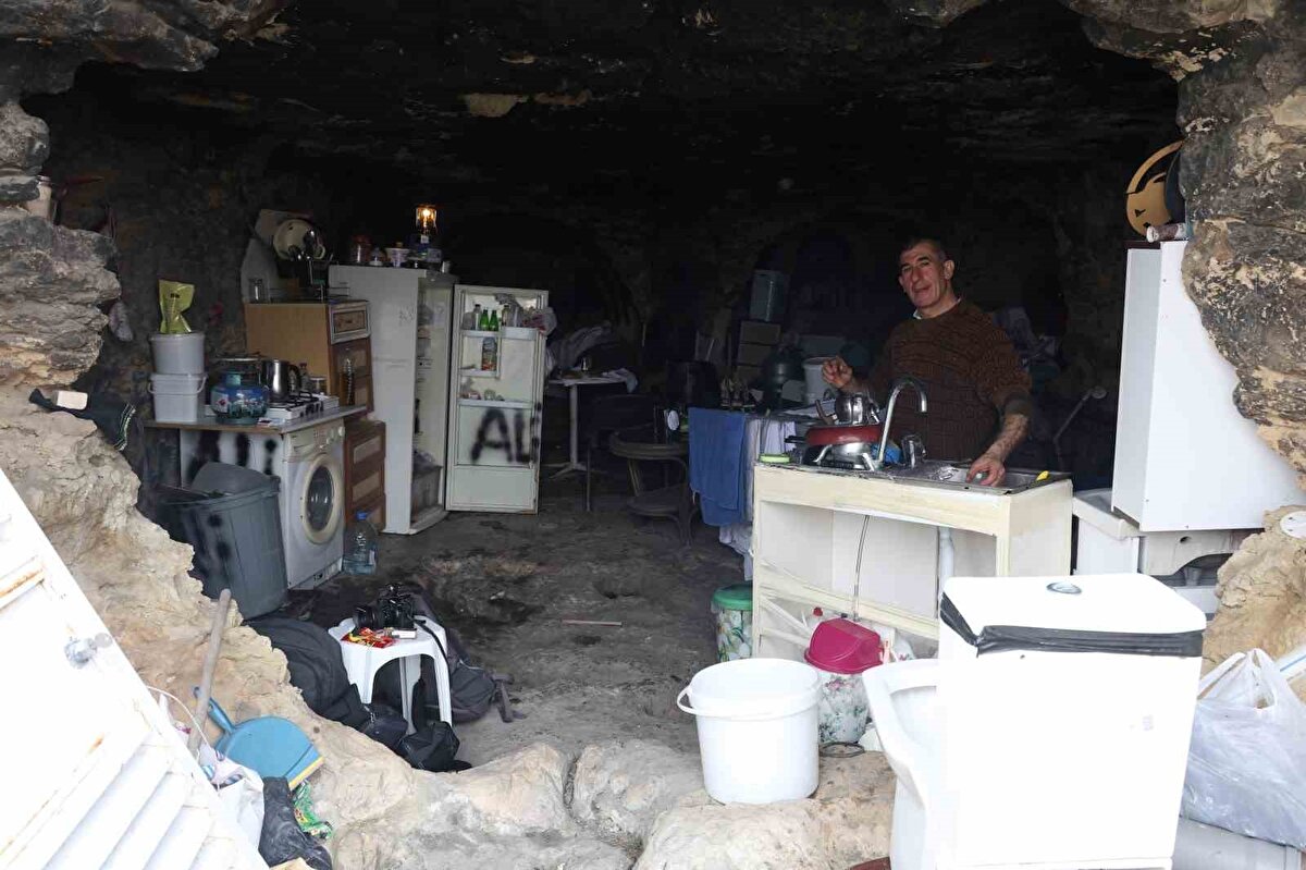 Mağarayı evi gibi benimseyen Ali Bozoğlan, motosikletle bir süre gittikten sonra yaşadığı mağaraya tırmanarak ulaşıyor. Mağarada bütün ihtiyaçlarını karşıladığını ifade eden Bozoğlan, insanların mağarada yaşamasını garipsediğini belirterek mutlu olduğunu söyledi.