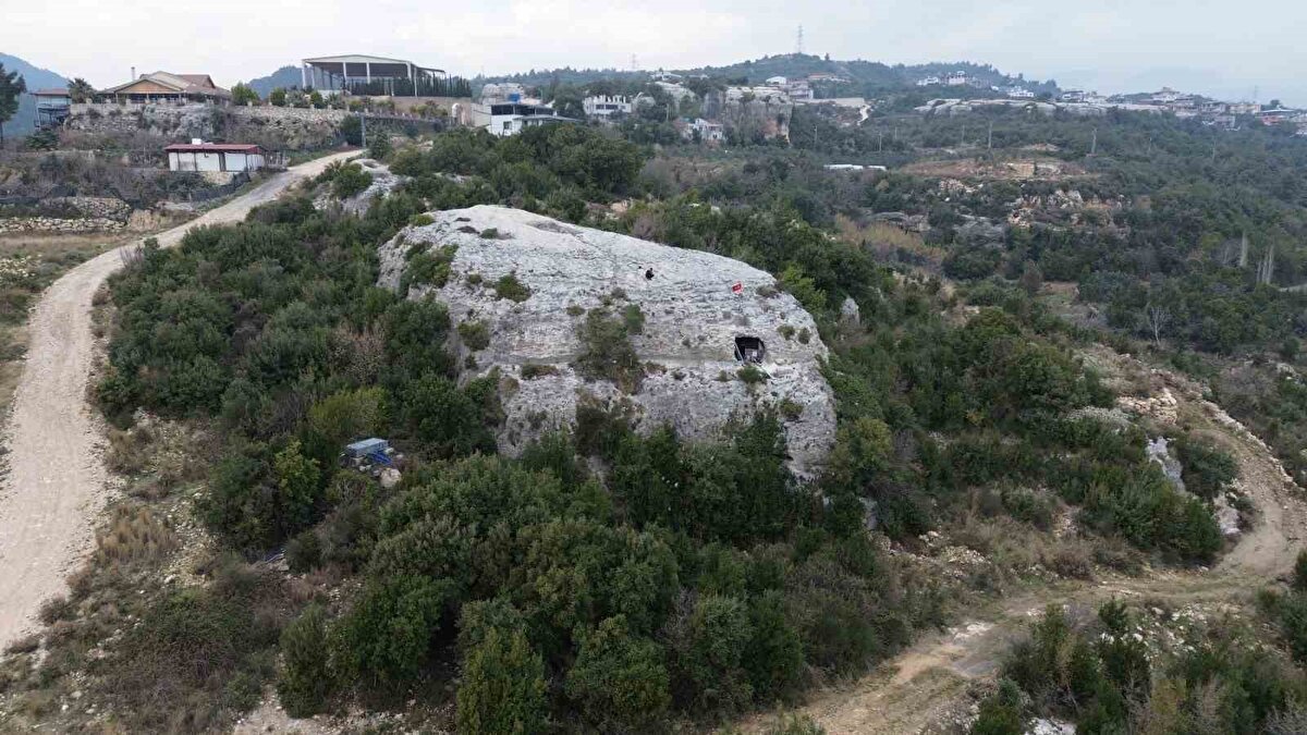 "Depremden sonra 2 yıldır burada yaşıyorum ve bu mağarada huzuru buldum"<br><br>Defne Kaymakamlığı tarafından kendisine konteyner verilmek istendiğini fakat kendisinin huzurlu ve mutlu olduğu için teklifleri geri çevirdiğini ifade eden Bozoğlan, "Depremden sonra 2 yıldır burada yaşıyorum ve bu mağarada huzuru buldum. Bu mağarada binlerce yıldır var olup yıkılmadı. Mağarada günüm çok iyi geçiyor ve huzurluyum. Herkesten uzaktayım. Defne Kaymakamlığı istediğin yerde konteyner verebilirim dedi ama ben huzuru burada bulduğum için kendimi mağaraya verdim. Bulaşık ve çamaşırları yıkıyorum. Temizlik yapıyorum. Yiyeceğim yemekleri hazırlıyorum. Mağarada güzel hâtıralarım oluyor. Herkesten uzak ve doğayla iç içeyim. Mağarada yaşamam ile ilgili eğitimsiz insanlar kötü yorumlar yapıyorlar. Çünkü benimle oturmadıkları, sohbet etmedikleri ve tanımadıkları için farklı yorumlar yapıyorlar. Onların zekaları bol olsun" dedi.