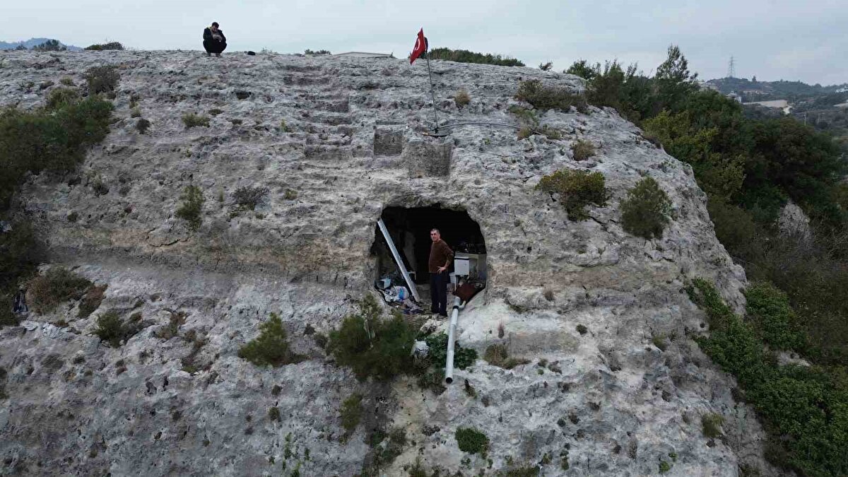 "Evliyim ve 3 çocuğum var, mağara hayatını herkes yaşayamaz ve ben farklı bir insan olduğum için yaşıyorum"<br>Mağarada yaşamanın zor olduğunu belirten "Buraya çok misafir geliyor. Gaziantep’ten gelen karı-koca mağarada kaldılar ve uyudular. Mağarada pencere olmadığı için içerisi sıcak kalıyor. Sıcak ortama ihtiyacım olmuyor. Çünkü ne kadar kar, yağmur, soğuk veya don olursa olsun hiç üşümüyorum."