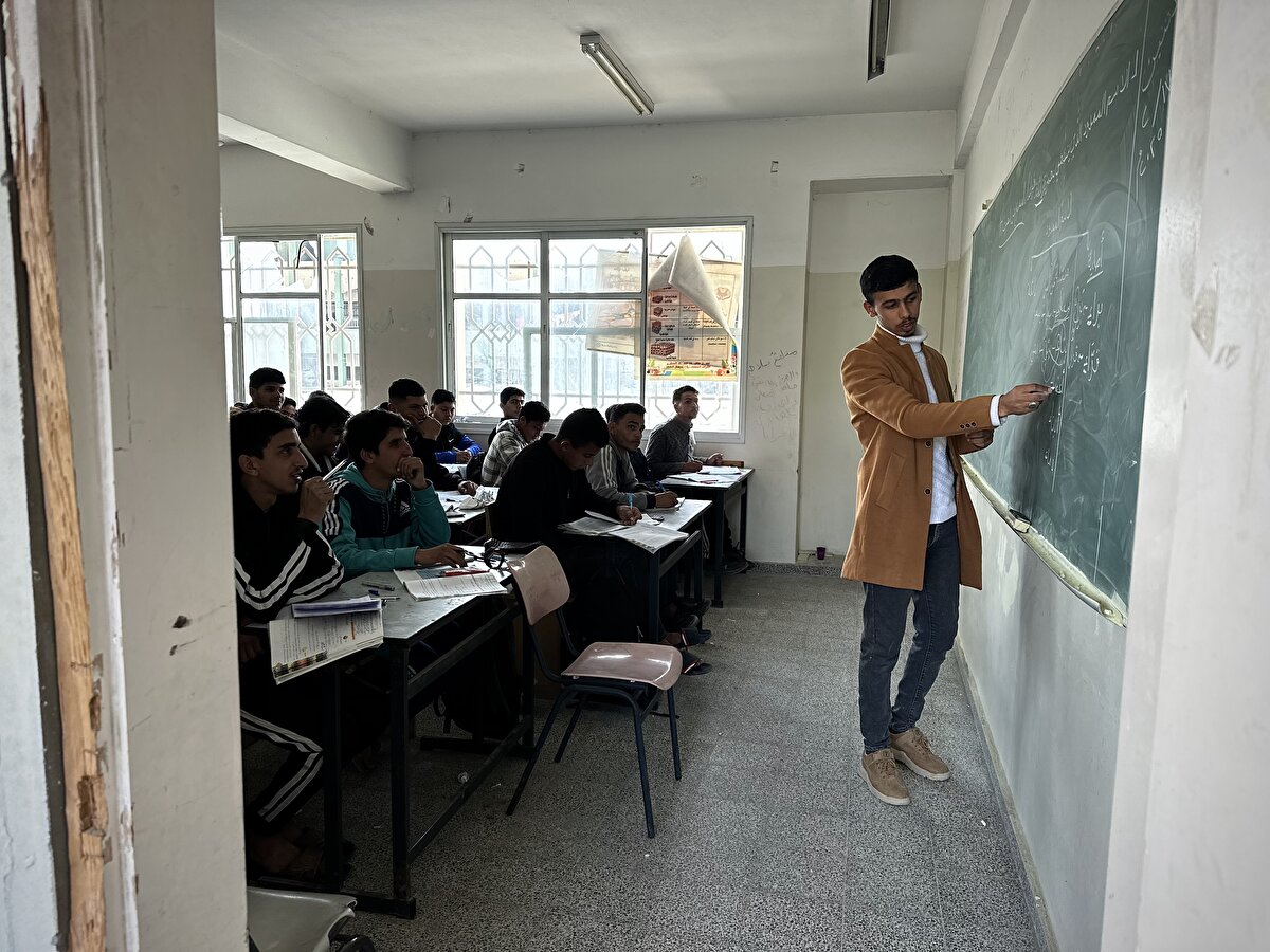 Okul müdürü Sayın Samir Tabet de, Çocuklarımızın 3-4 ay sonra girecekleri sınav için onları hazırlamaya çalışıyoruz. Yaşanan savaş sebebiyle öğrencileri bir buçuk yıllık aradan sonra tekrardan onları okula adapte etmeye çalışıyoruz." dedi.