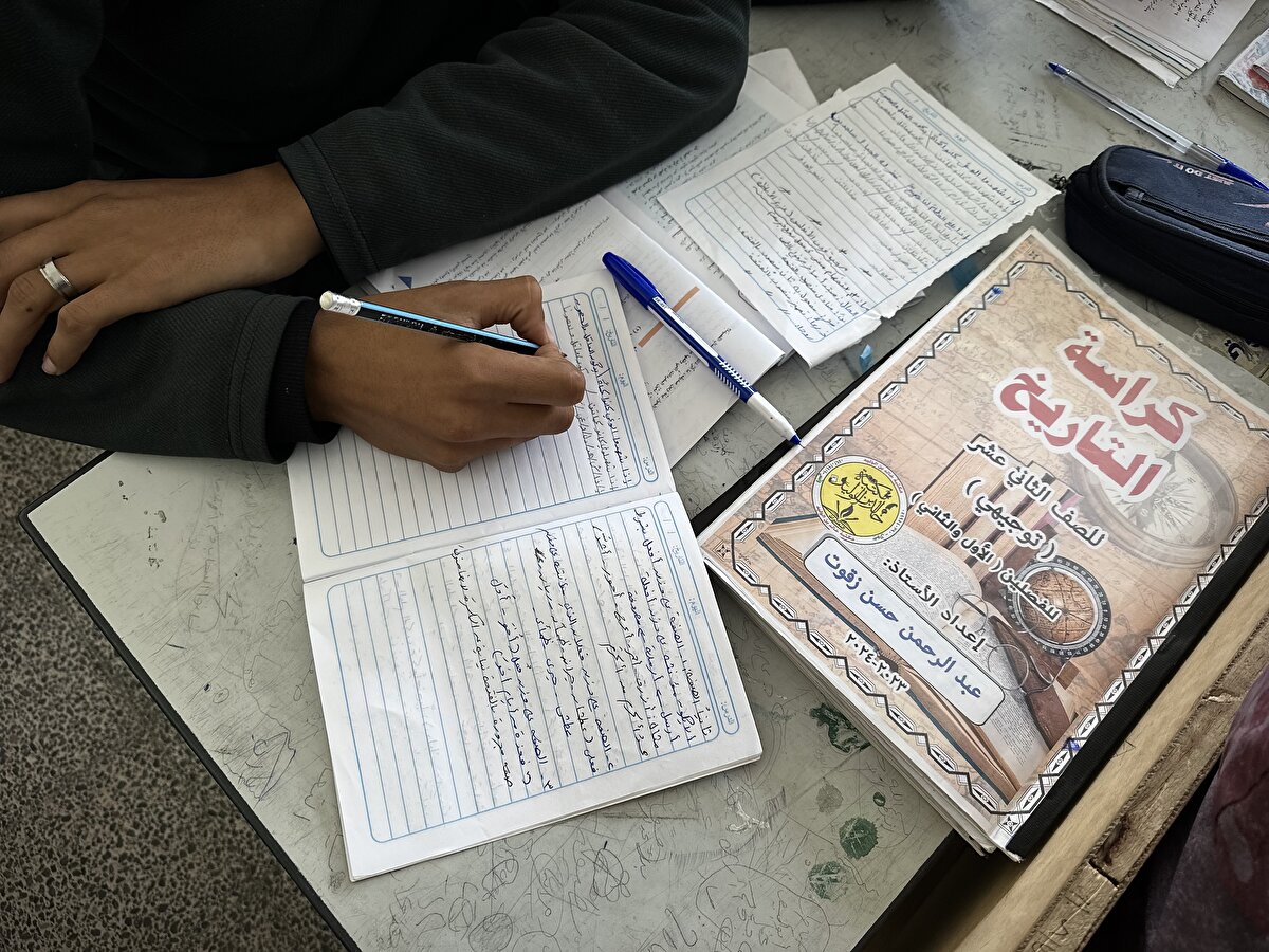 Öğretmenler, öğrencilerin eğitimden geri kalmamaları için zor koşullarda büyük çaba sarf ediyor.