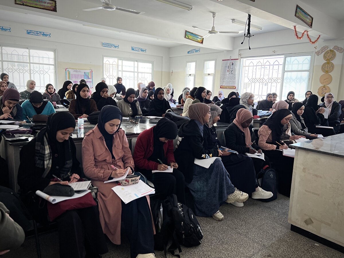 Lisede öğrenci Yusuf el-Saloul, "Savaş döneminde çok zorlu zamanlar geçirdik. Bir yerden bir yere göç ettik, susuzluk yaşadık, açlık yaşadık, elektrik bulmak için çaba gösterdik. Yaşadıklarımızı unutmak kolay değil ama okula gelip, eğitim alıp hayatımızı normalleştirmeye ve bilgi insanlar olmaya çalışıyoruz." dedi.